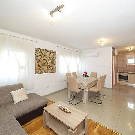 Apartment Rogosic Apartamento *
